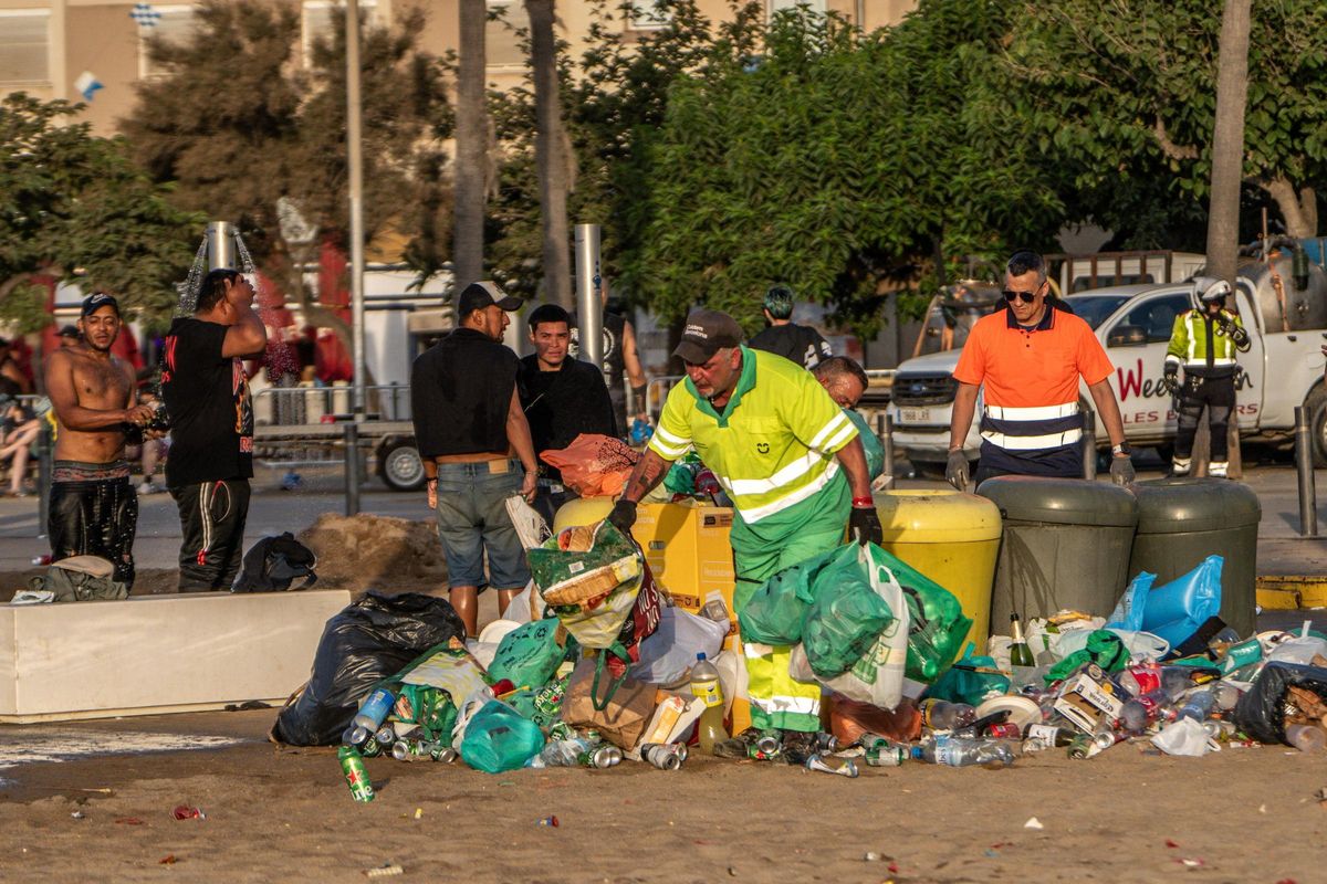 Limpieza de las playas de Barcelona tras la verbena de Sant Joan 2025