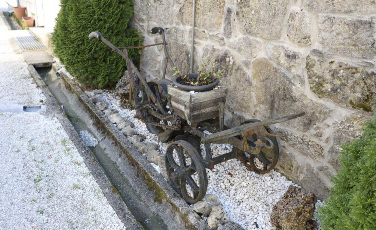 Uno de los aperos expuestos en el cementerio. | G. SANTOS