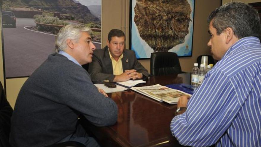 Carlos Sánchez, a la izquierda, con el alcalde de Tejeda, Francisco Perera, y Ricardo Pérez, jefe de Obras Públicas. | lp/dlp
