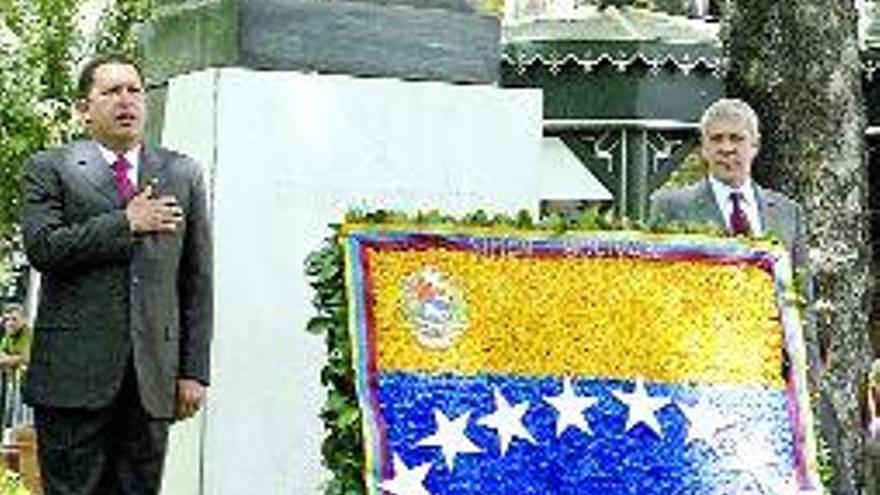 Hugo Chávez y José Sócrates, durante la ofrenda floral. / reuters