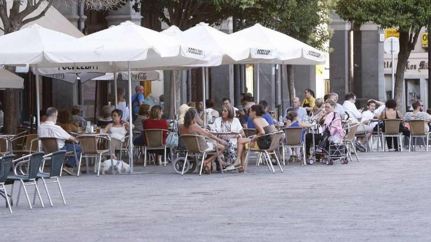 Personas sentadas en las terrazas de los bares de la Plaza Mayor.