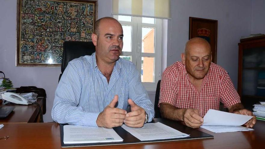 El alcalde de Bueu, Félix Juncal, y el edil de Facenda, José García Cuervo, durante su comparecencia de ayer.