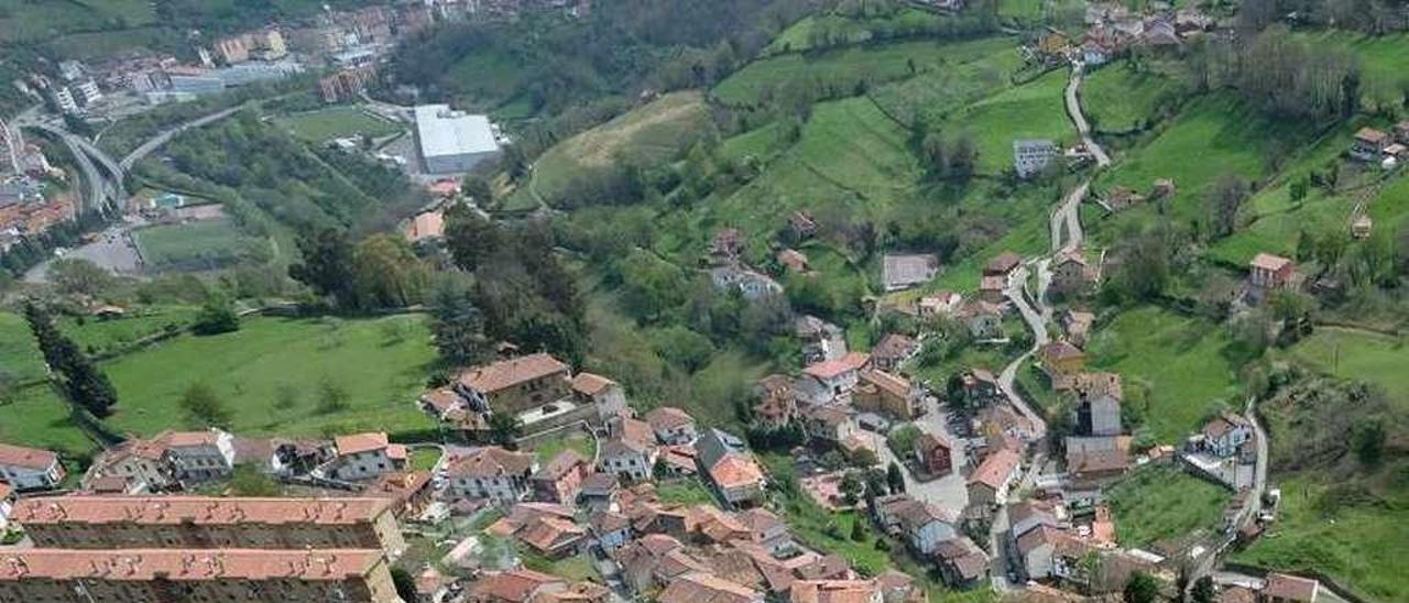 Vista de Boo desde la peña de El Picu, en cuyo talud está la roca que amenaza con caer.