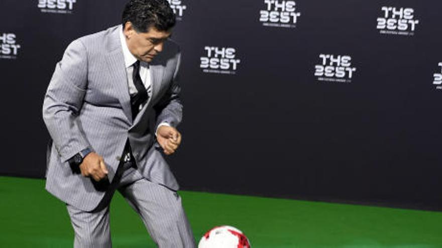 Maradona juega con un balón en los premios The Best.