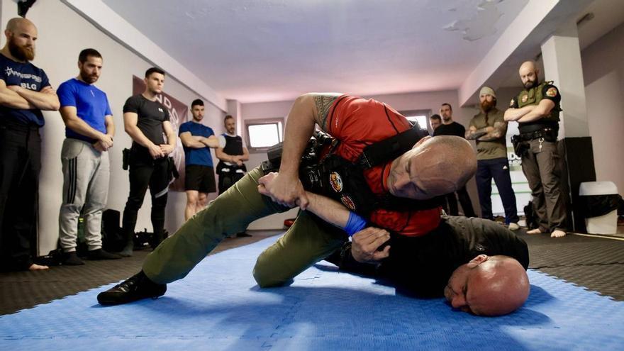 El Grappling Policial llega a Gijón: la técnica que "humaniza" las intervenciones policiales