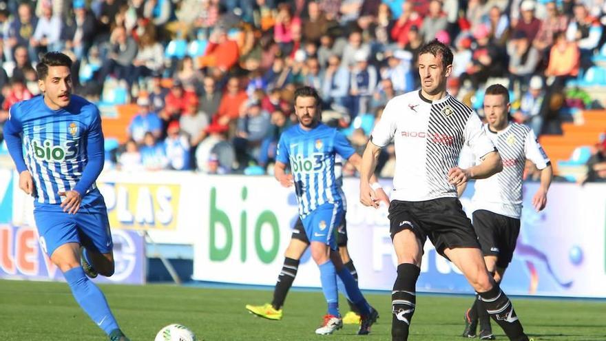 Saavedra, a la derecha, realiza un pase ante un jugador de la Ponferradina.