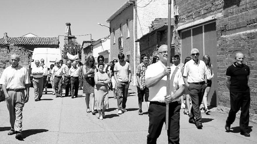 El sacerdote, durante la ceremonia religiosa.