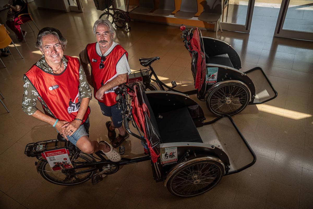 Acompañamos a personas mayores de una residencia pública durante un paseo por Barcelona en bicicletas asistidas de Bici Sense Edat para conocer cómo afrontan las altas temperaturas en el día a día de los centros residenciales. Entrevistamos a los voluntarios Dídac y Jesús. Barcelona, 16 de julio de 2026. AUTOR: Manu Mitru | EPC