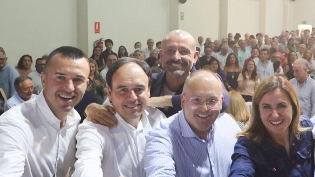 Vicent Mompó, Juanfran Pérez Llorca, Jaime de los Santos, Miguel Tellado y María José Catalá, el jueves, en la cena del PP de València.