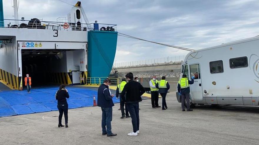 Un momento del embarque de las autocaravanas, el domingo, en el puerto de Tánger.