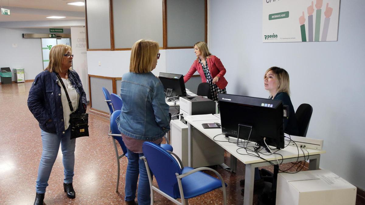 Usuarios en el hospital Povisa, durante el periodo de elección de 2019.