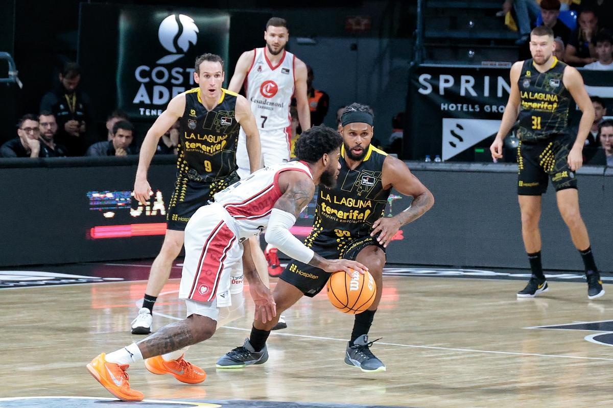 Huertas, Mills y Giedraitis en una acción defensiva ante el Zaragoza.