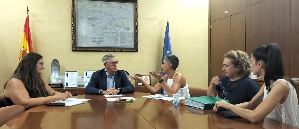 Reunión, el pasado viernes, entre la CHS, la alcaldesa de Beniel y representantes de vecinos de Torremendo