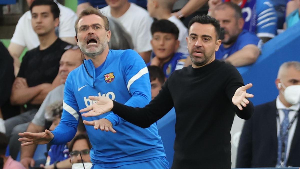 GETAFE, 15/05/2022.- El técnico del FC Barcelona, Xavi Hernández, durante el encuentro correspondiente a la jornada 37 de primera división que disputan hoy domingo frente al Getafe en el Coliseum Alfonso Pérez de la localidad madrileña. EFE / Kiko Huesca.