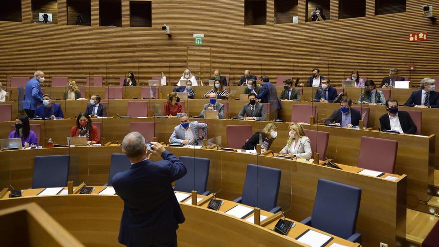 Sala de Plenos de las Cortes, con las mamparas de separación entre escaños.