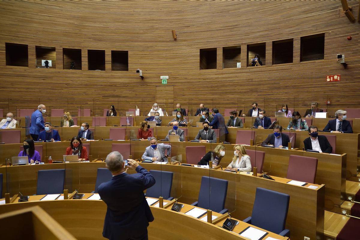 Sala de Plenos de las Cortes, con las mamparas de separación entre escaños.