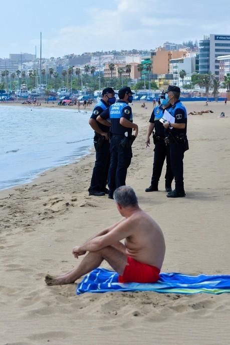 30-08-2020 LAS PALMAS DE GRAN CANARIA. Controles anti Covid. Agentes de la Policia Local en playa Alcaravaneras y Triana. Fotógrafo: ANDRES CRUZ  | 30/08/2020 | Fotógrafo: Andrés Cruz