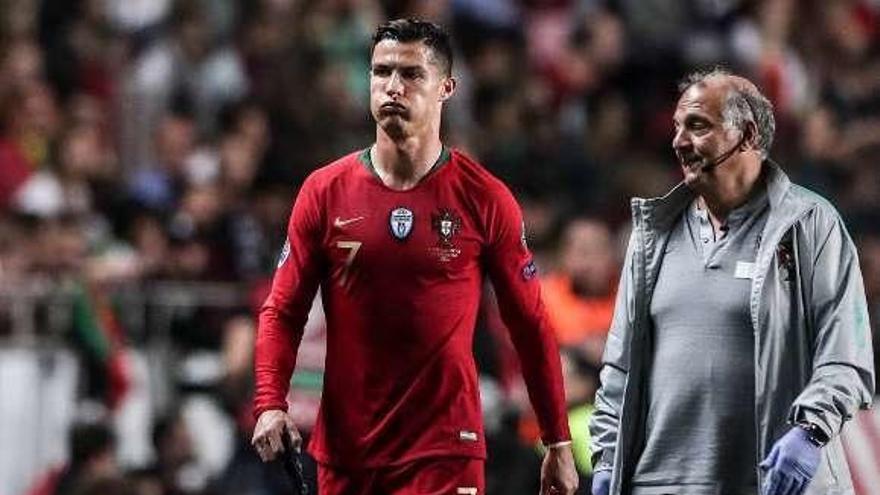 Cristiano se retira del partido ante Serbia. // Efe