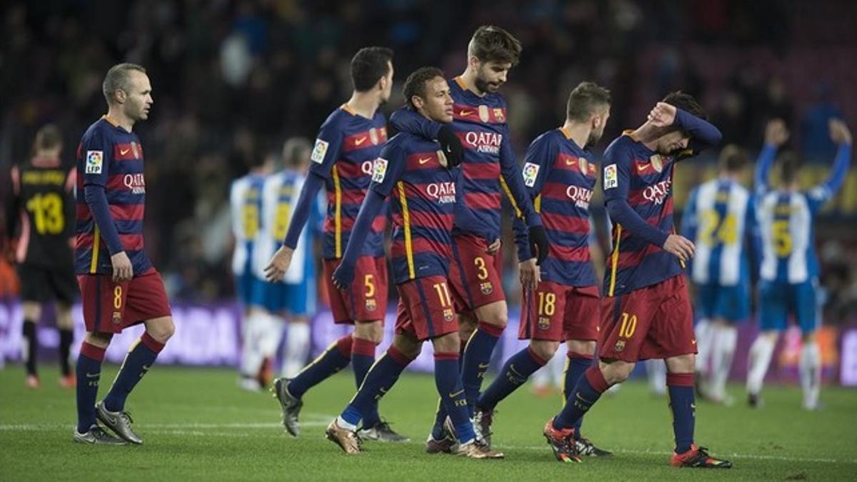 Los jugadores del Barça regresan a los vestuarios mientras los del Espanyol saludan a su afición en el Camp Nou.
