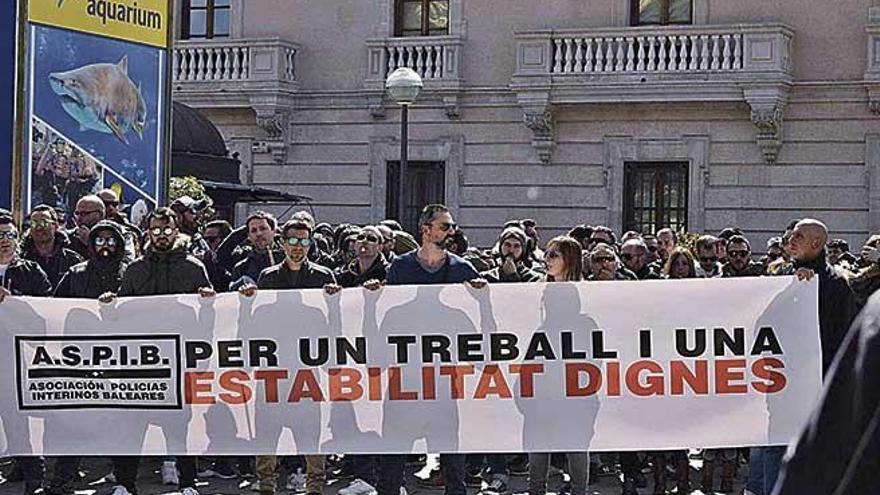 Imagen de una protesta de los policÃ­as interinos en la puerta del Parlament.