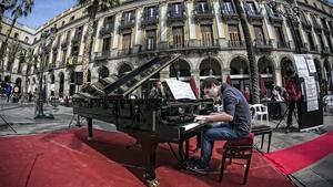 La plaza Reial, a las 12.30 de este viernes, en plena maratón pianística.