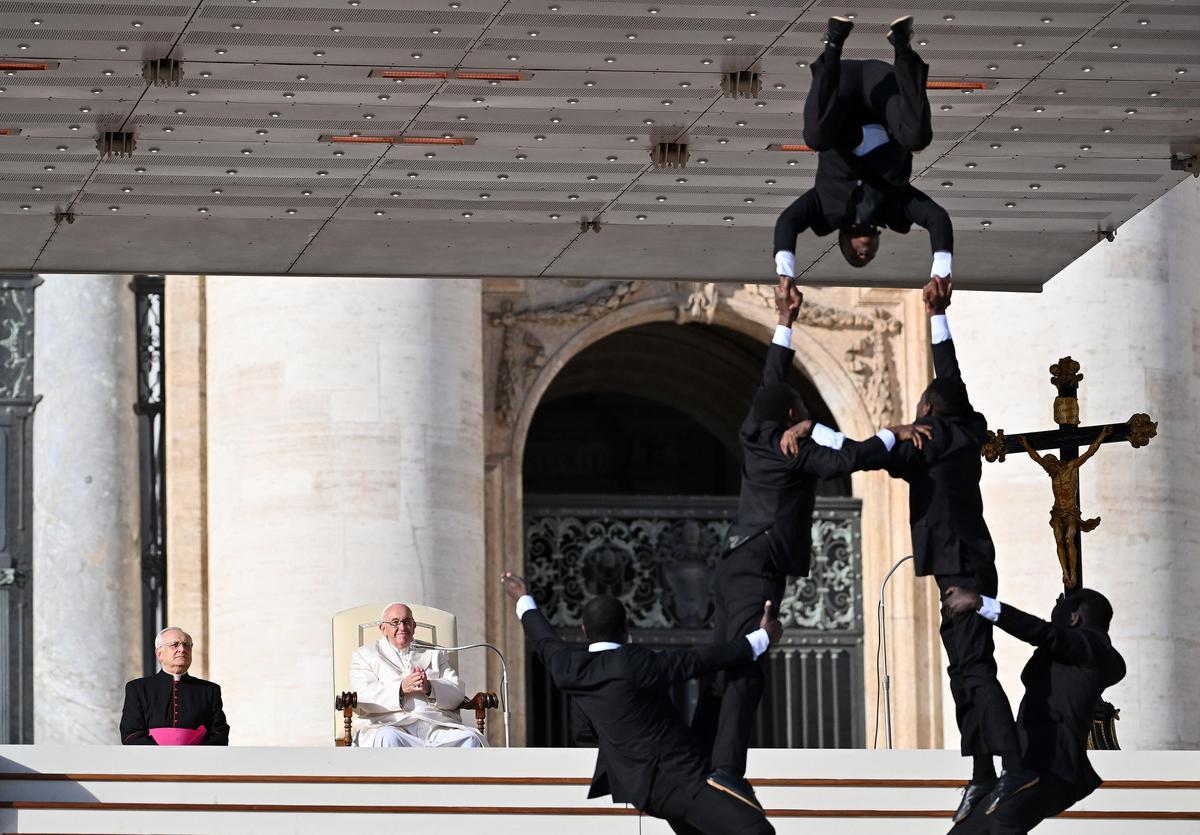 Un circo de Kenia actúa para el papa Francisco