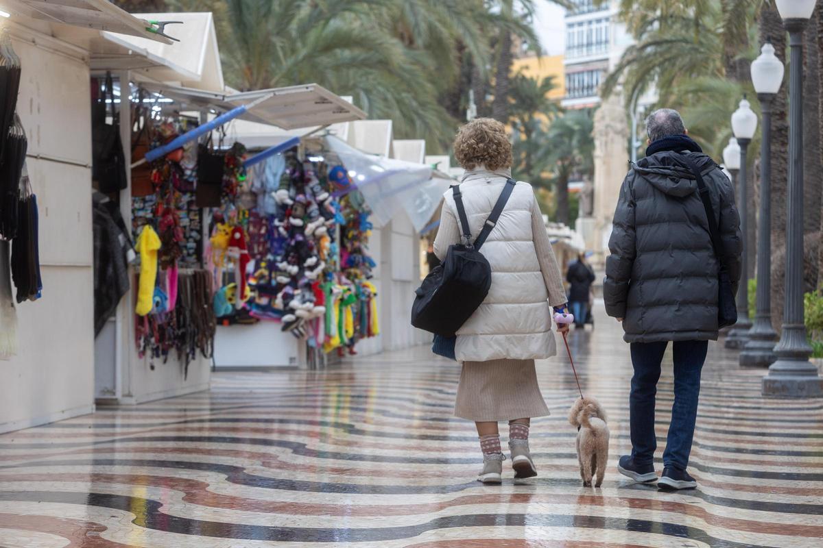 El Paseo de la Explanada con el suelo mojado por la lluvia este viernes en Alicante.
