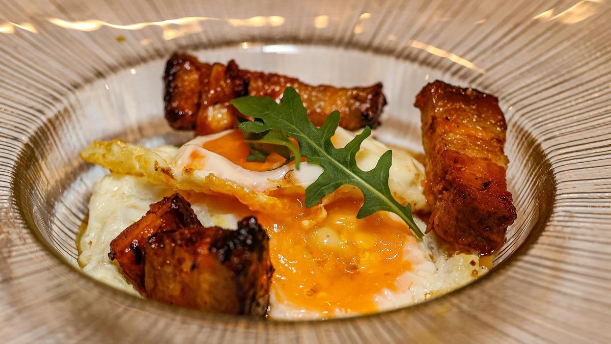 Huevo de corral con panceta ibérica lacada a la brasa y salsa de yema curad