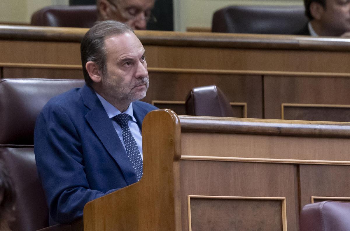 Ábalos diu que ha hagut de jubilar-se per poder mantenir la seva família i pagar la defensa judicial