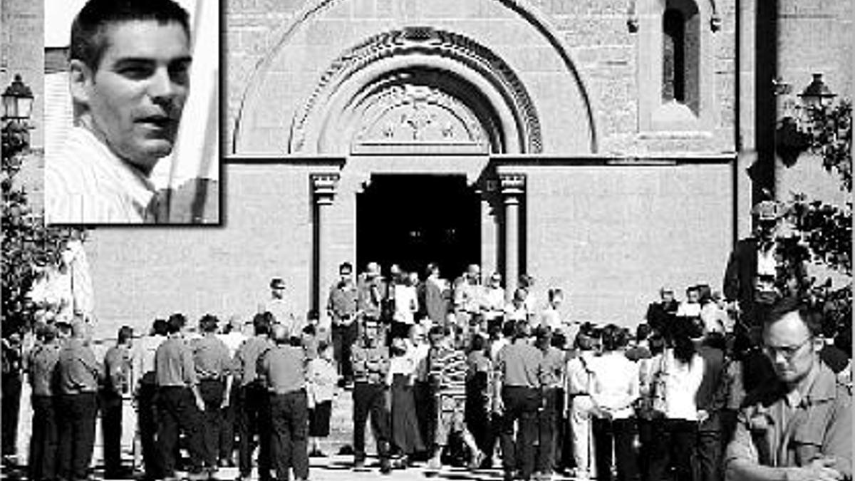 Emotiu comiat a l'Ametlla de Merola del bomber mort al foc dels Horts