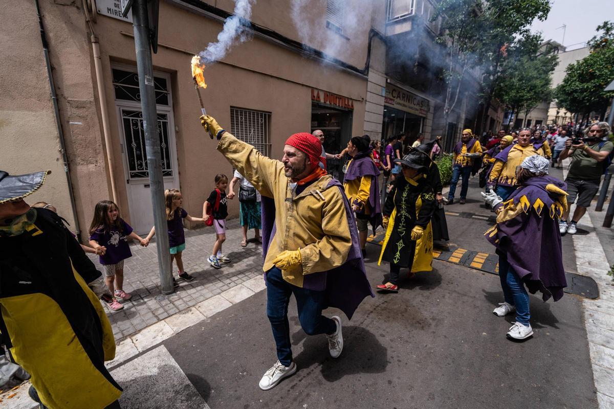 Reclaman con una cadena humana en Trinitat Nova i Vella para reclamar el alargamiento de la L3