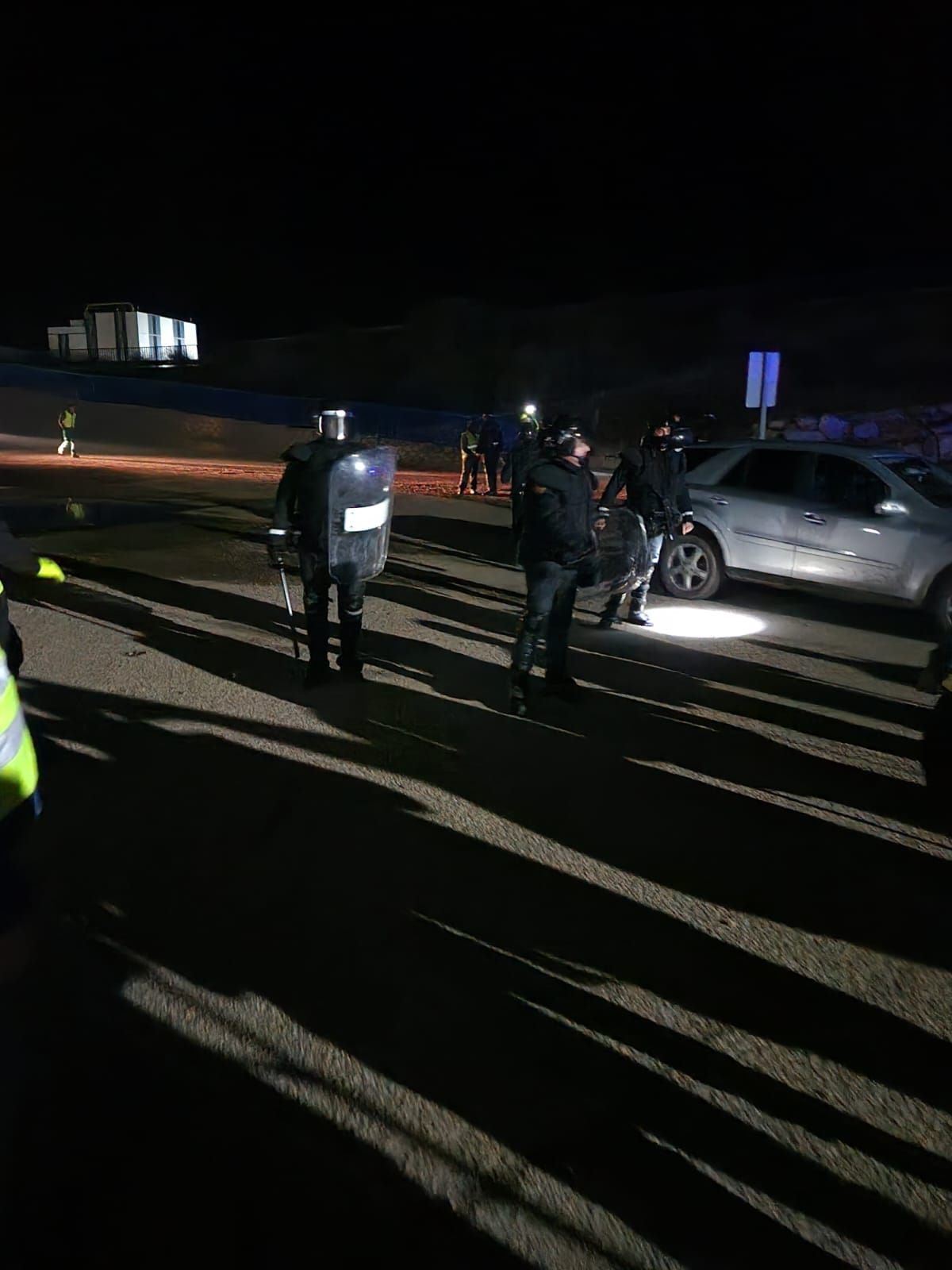 GALERÍA | El campo de Zamora invade la A-6 durante la madrugada: imágenes de la tensión