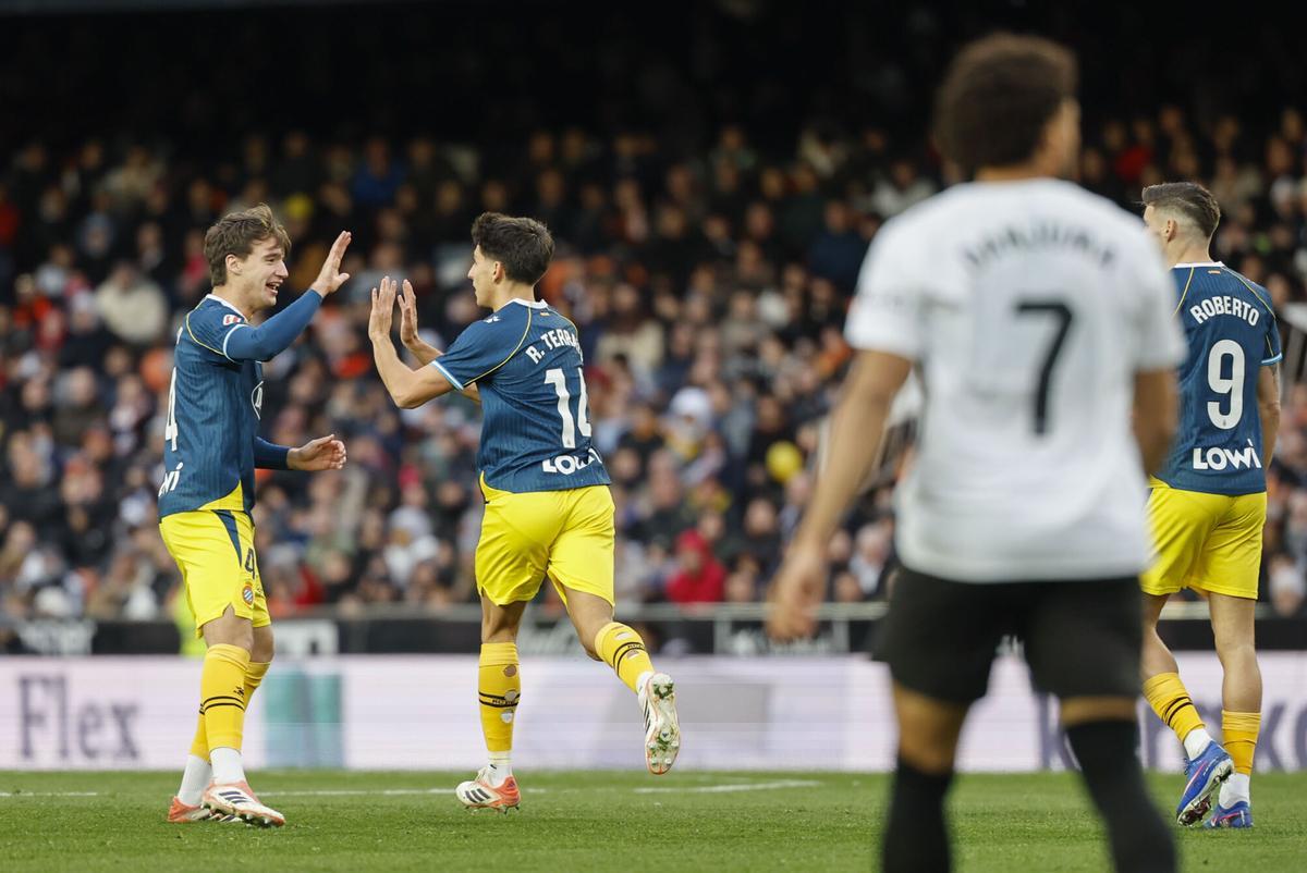 Ramon Terrats celebra el gol del empate del Espanyol en el partido de la 21ª jornada en el campo del Valencia.
