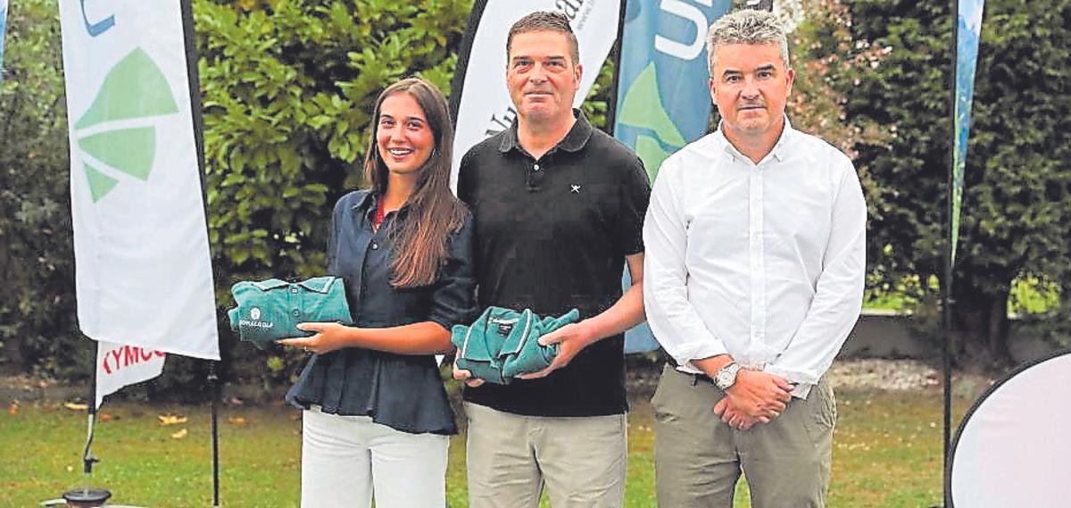 ganadores 2ª jornada. Bert Wiegel y Laura Wiegel Cordero, junto a Enrique Álvarez, director de Banca Privada de Gijón de Unicaja.