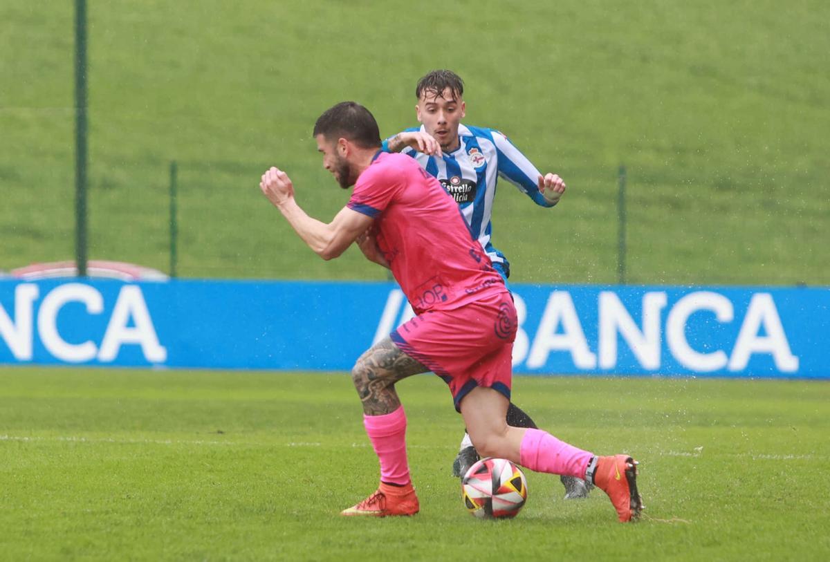 Baladía presiona a un jugador del Ourense CF.