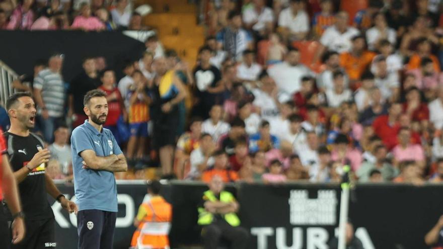 La solución de Carlos Corberán a la falta de lateral derecho en el Valencia CF