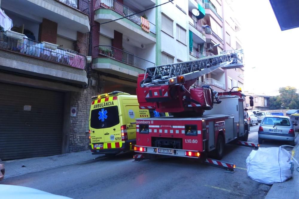 Els Bombers participen en un servei de telessistència al carrer Lepant