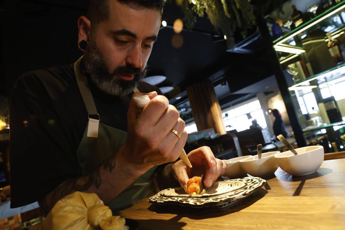 EN IMÁGENES: Así se elabora el “Bocado Atlántico”, la propuesta del Mamáguaja ganadora del “Gijón de Pinchos” EN IMÁGENES: Así se elabora el “Bocado Atlántico”, la propuesta del Mamáguaja ganadora del “Gijón de Pinchos”