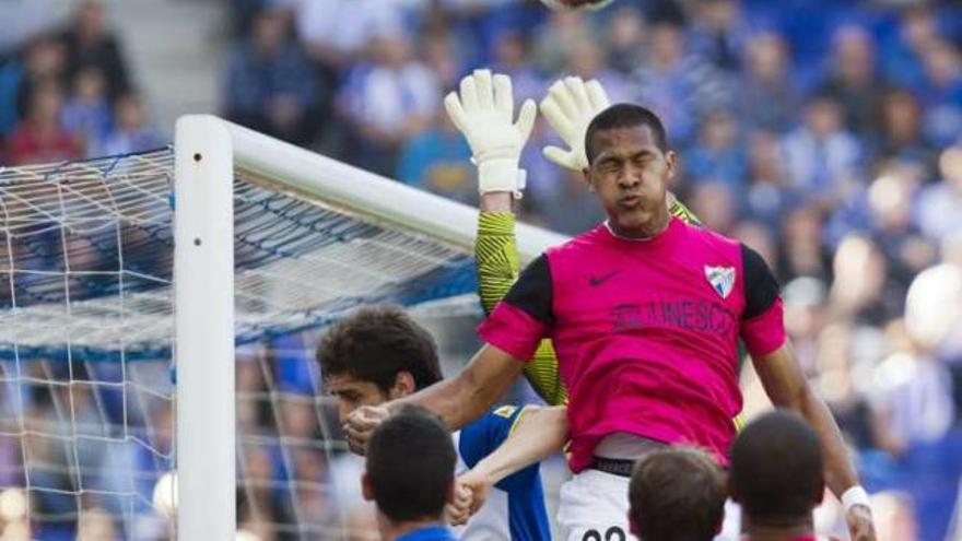 Rondón, que ayer se quedó sin marcar, intenta rematar un balón aéreo. El Málaga fue de menos a más y mereció sumar los 3 puntos en juego.