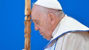El papa Francesc resa durant la visita que va fer a Marsella (França), el setembre del 2023. | VATICAN MEDIA / AFP