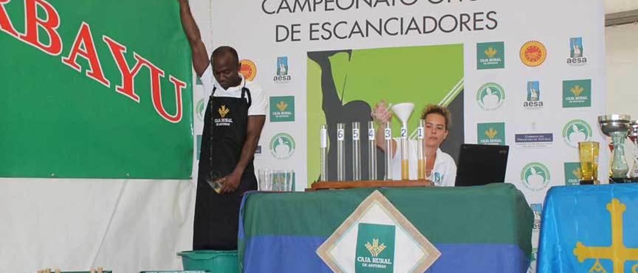 Salvador Ondo echando uno de los culetes con los que ganó el concurso de escanciadores de El Carbayu.