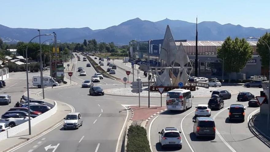 Vehicles a la rotonda de la C-260 a Empuriabrava.