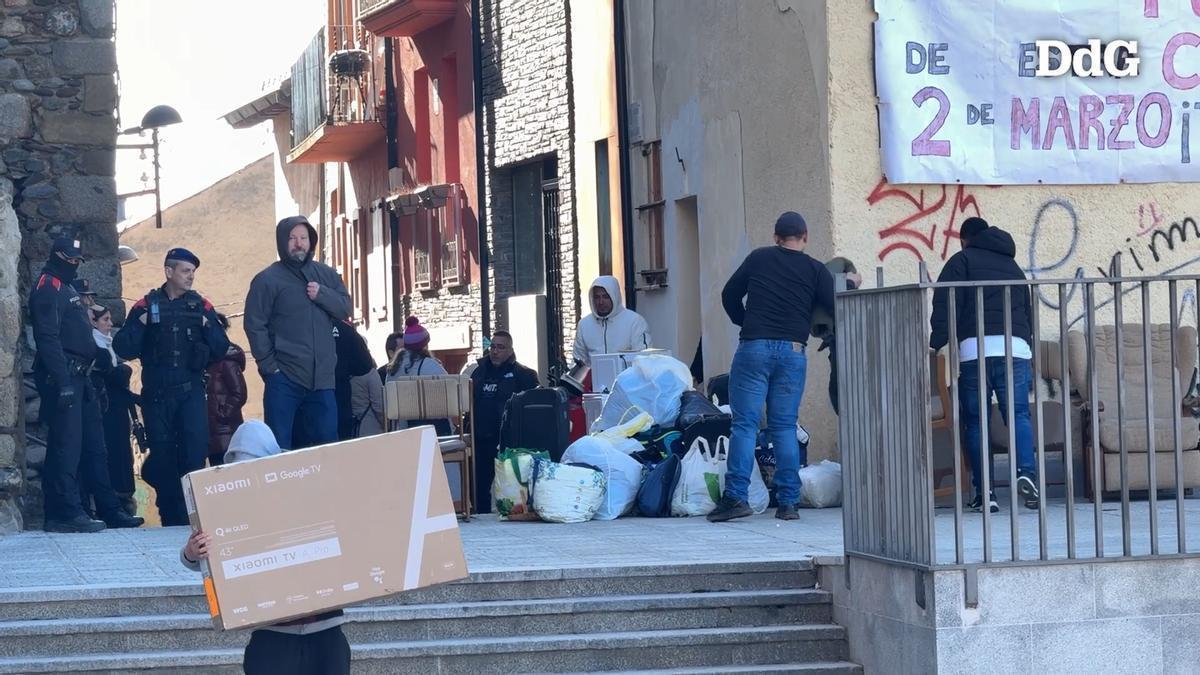 VÍDEO | Desnonades quatre famílies d'un bloc de pisos de Puigcerdà, una d'elles amb un menor amb discapacitat