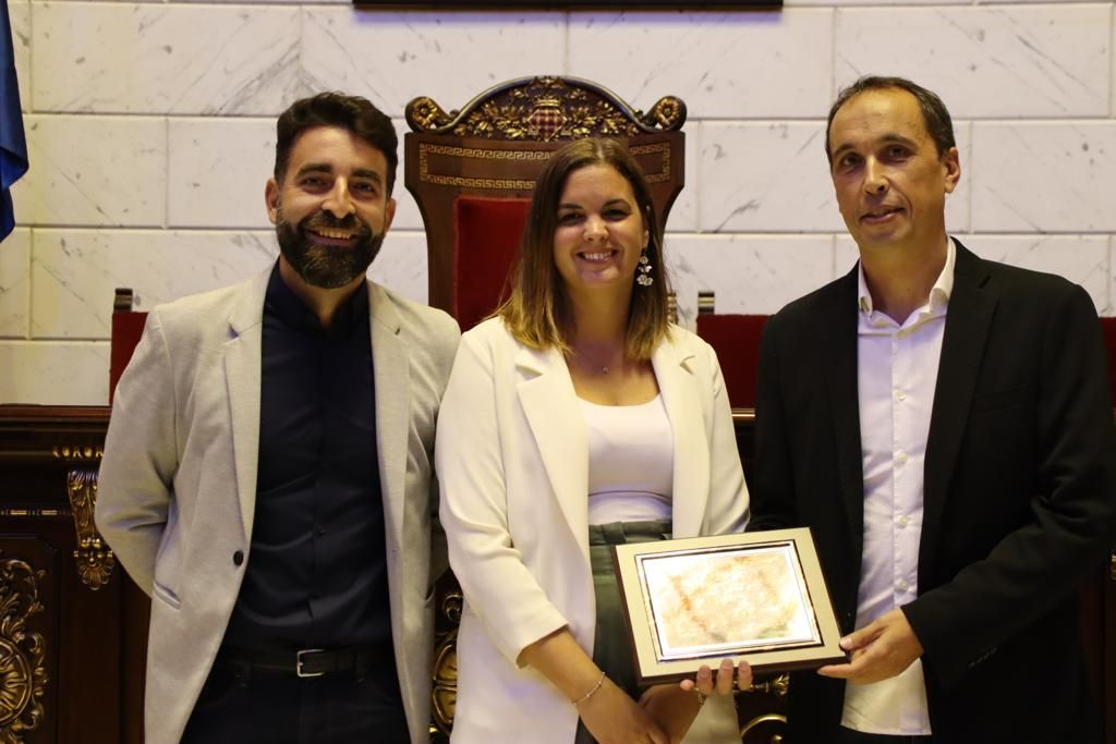 La vicealcaldesa de València y concejala de Desarrollo Urbano, Sandra Gómez, y el concejal de Deportes, Javier Mateo, han participado esta mañana en el homenaje que ha organizado el Ayuntamiento de València al club Waterpolo Turia