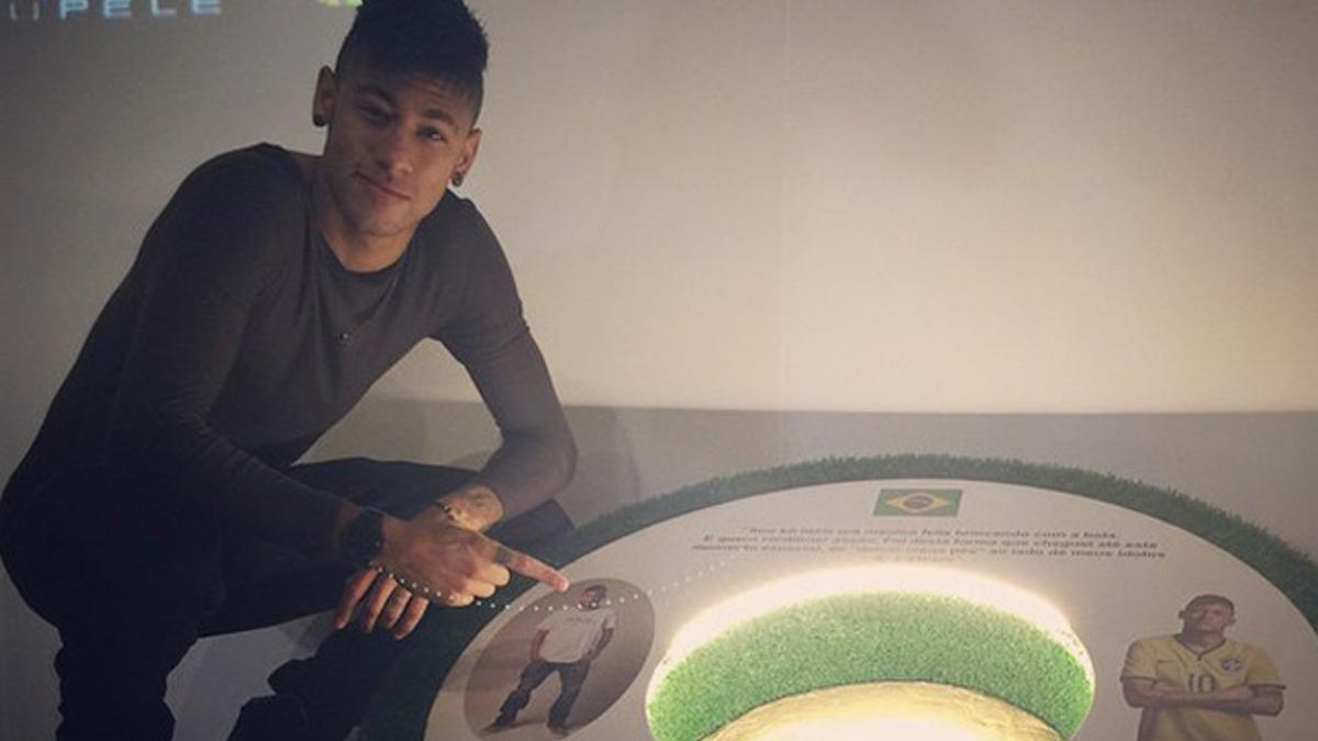 Neymar visita el museo Pelé