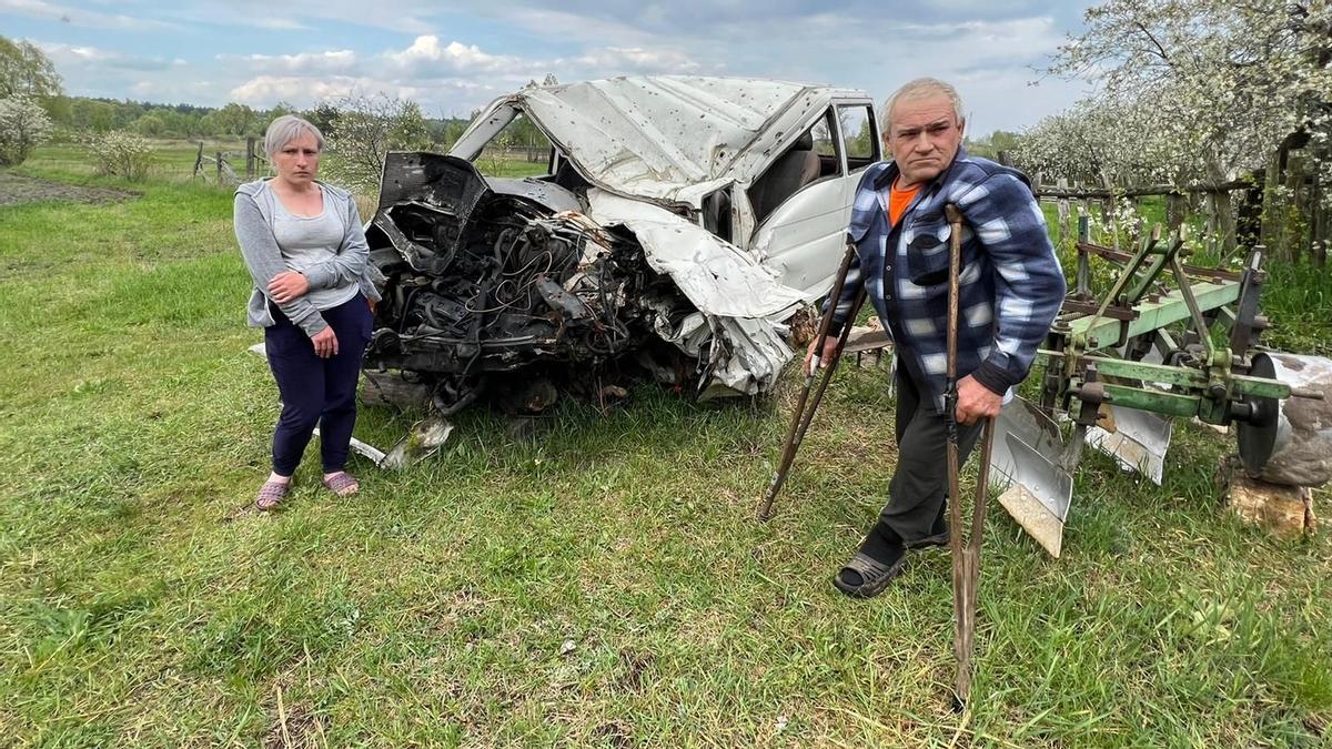 Lila Ogneva y su suegro Anatoli, ante la furgoneta donde murieron su marido y su hijo adolescente