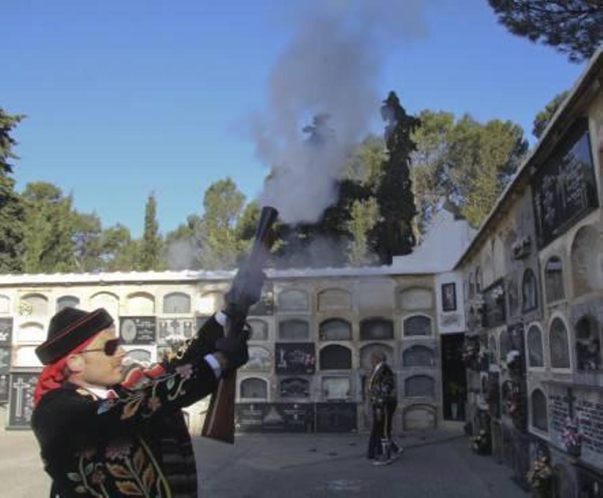 Moros y Cristianos dedican salvas a los difuntos en el cierre de las Fiestas