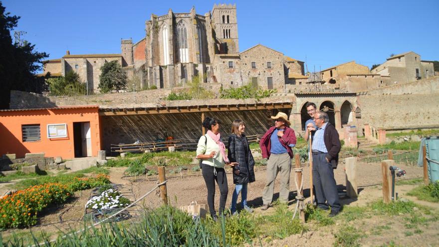 Hortolans amb la regidora Anna Massot a les parcel·les municipals amb la Basílica com a teló de fons. | SANTI COLL