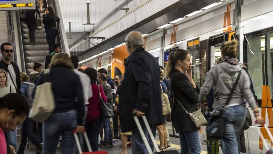 FGV trata de acabar con la huelga del TRAM contratando a 25 maquinistas