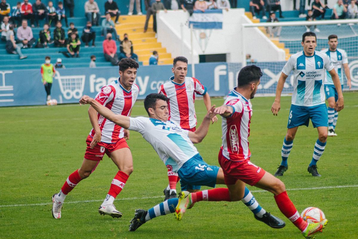 Un lance del Alcoyano-Algeciras.